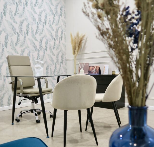 Imagen Recepción moderna y elegante de Clínica Roma, tu clínica estética en Málaga