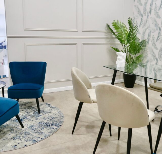 Imagen Sala de espera confortable con sillones azules en Clínica Roma, centro de estetica en Málaga